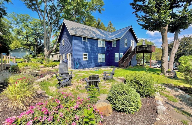 Relaxing Upper Level Retreat Near Torch Lake & River