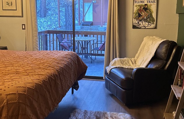 Remodeled Tahoe Ski and Lake Chalet with Mountain View’s 3 mins to Lake Tahoe