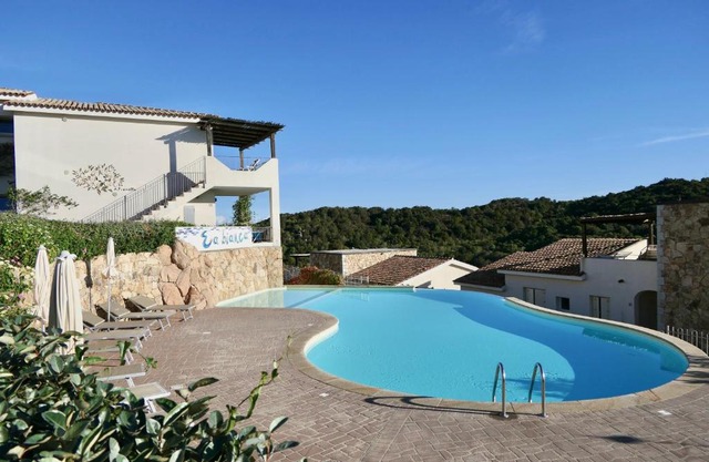 Residence con piscina a 4 km da Baja Sardinia