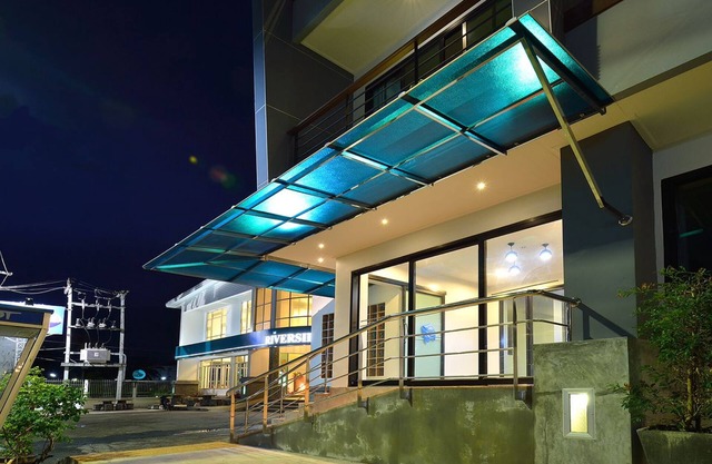 Riverside Hotel