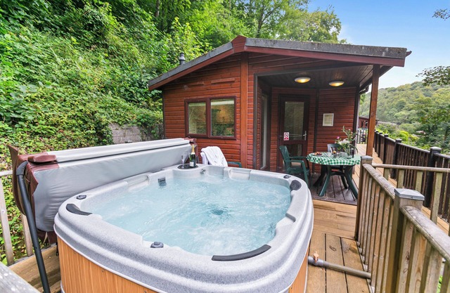 Riverside Lodge with Hot Tub. Walk to Lynton & Lynmouth Towns. Free Parking.