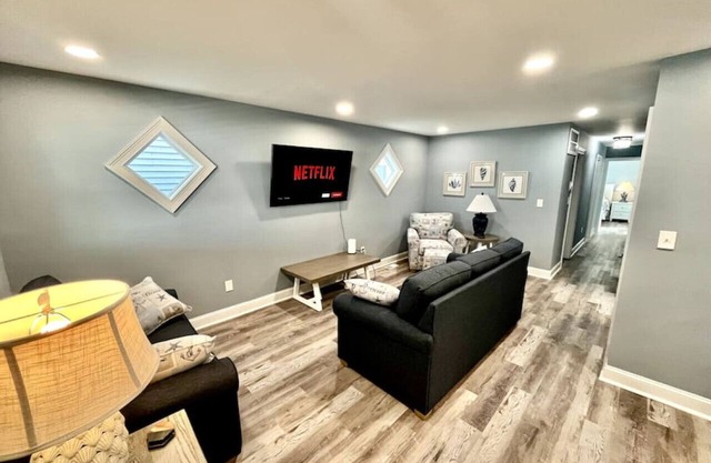 RM 754 W Pine Ave, 1FL ·