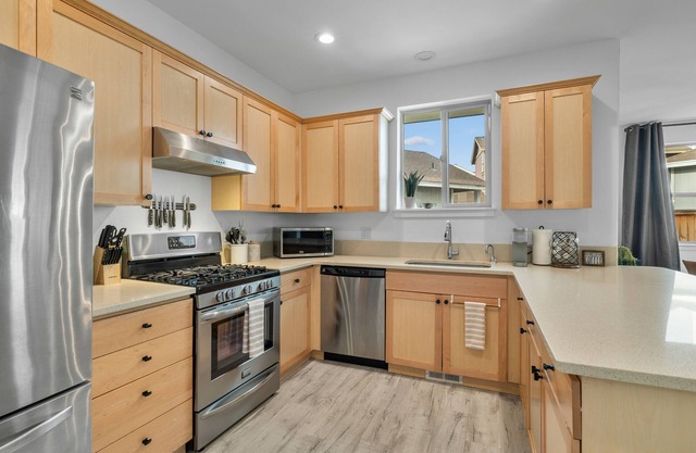 Rocca Way Getaway – Scenic 3 BDR w/Private Hot Tub, Min to Old Mill District!