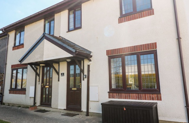 ROCKPOOL, pet friendly, country holiday cottage in Harlyn, Cornwall