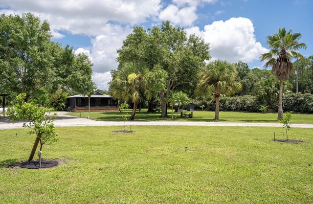 Romantic Cabin Retreat on 5 Acres. Florida Farm Stay w/Pond & Porch