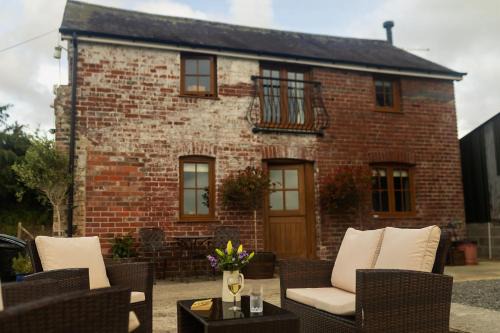 Romantic Country Cottage with log burner, garden patio, outdoor tub and country views- Brecon Beacons National Park