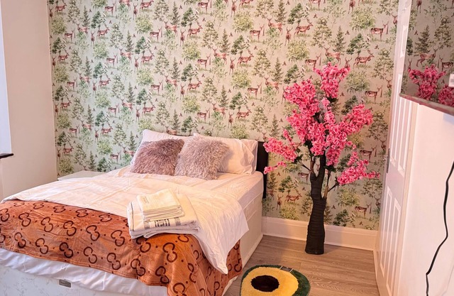 Room 1: A Bright and Spacious Double Bed With En-Suite, Ilford, London, UK