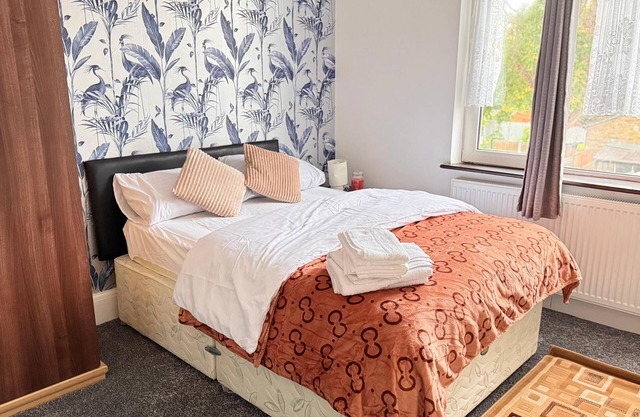Room 4: Stylish En-Suite Double Room, Ilford, Great Transport Links to London