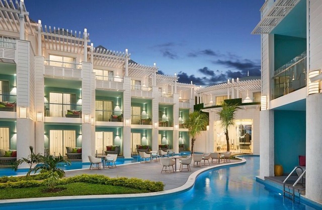 Royal Swim-Up Suite w/King Bed, Ocean Views & Direct Pool Access ALL-INCLUSIVE