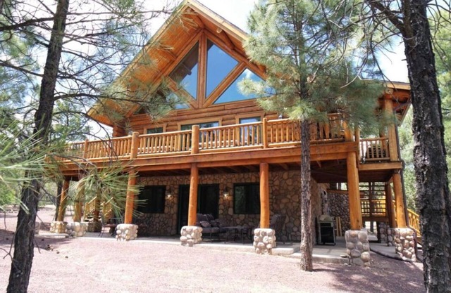Rustic Log Cabin in the Pines , 4 bed , 2 Bath, Next to Forest