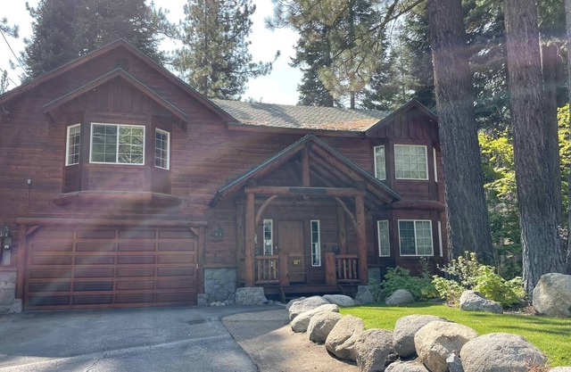 Rustic Tahoe Luxury - 5 mins to skiing, 5 mins walk to beach, Numerous Amenities