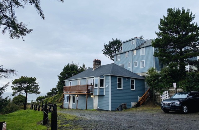 RUSTIC, VINTAGE OCEAN VIEW SUITE W/FULL KITCHEN, SHARED VIEW DECK&WOOD BURN FP