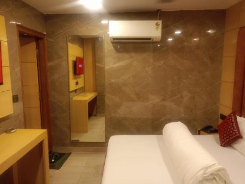S R M Hotel Shiva Grand Newly Built 2 Mins From Connaught Place and Railway Station & 5 Mins From VFS Shivaji Stadium Metro Station
