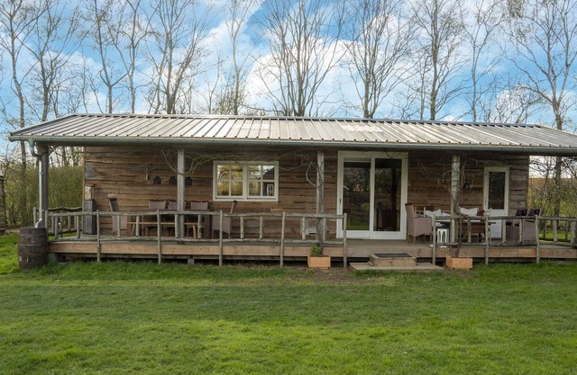 Safari lodge with veranda in Oeffelt