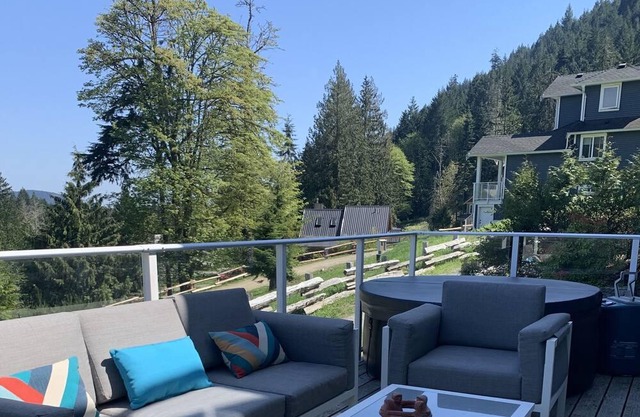 Salty Mountain Sweet Rural Retreat on Salt Spring Island