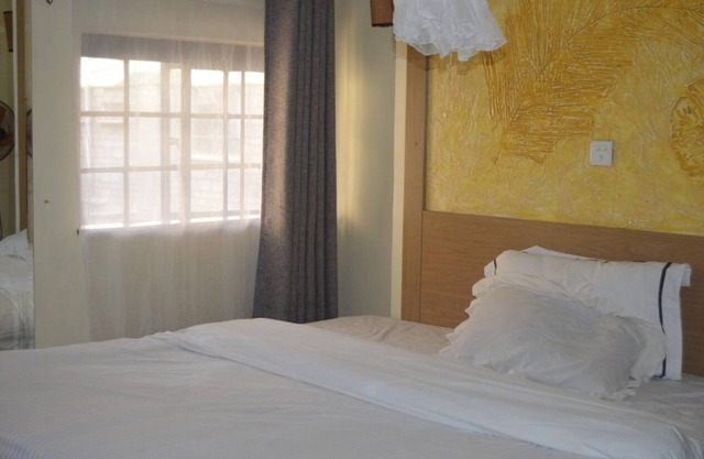 Sam Suite Studio, very clean and free wifi, secure parking. 5 min walk to CBD.