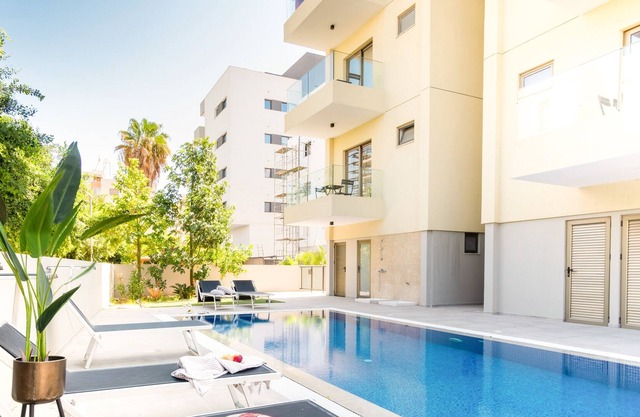 Sanders Evolution - Warm 3-bdr Apt w/ Shared Pool