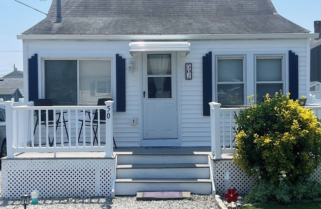 Scarborough Beach Cottage - Walk to the Beach!