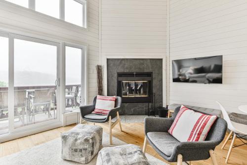 Scenic Condo Overlooking Mont Tremblant and the Lake