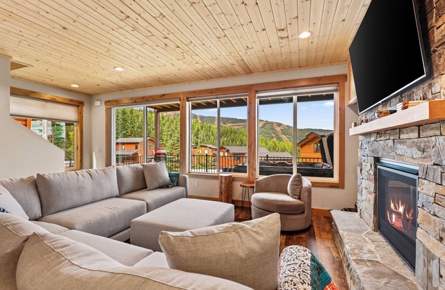 Schweitzer Lux Powder Dreams I Hot Tub I Families