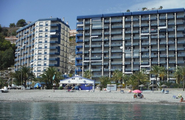 Seaside apartment with pool, tennis, and Wi-Fi in Almuñécar