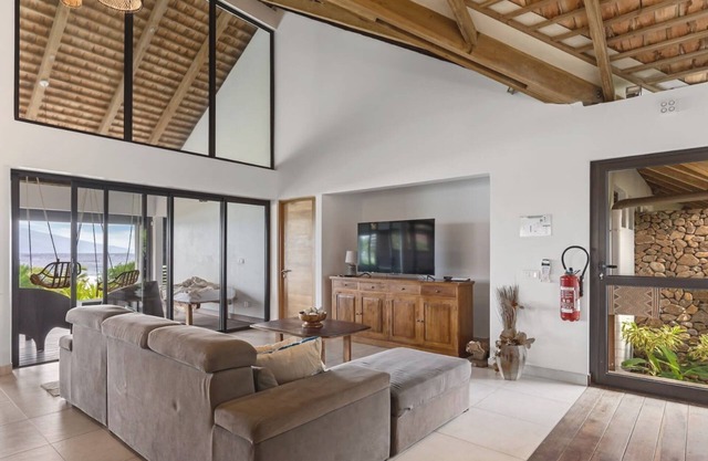 Seaside Haven: Expansive 3BR Villa in Moorea