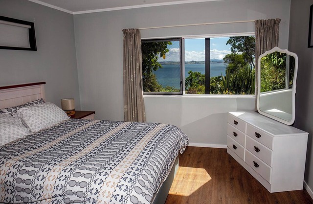 Seaside Kiwiana Stay with Rustic Path to the Beach