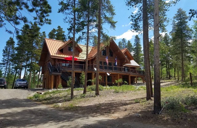 Secluded Custom Log Home w Hot Tub - by Winter Park, Granby Ranch & Grand Lake