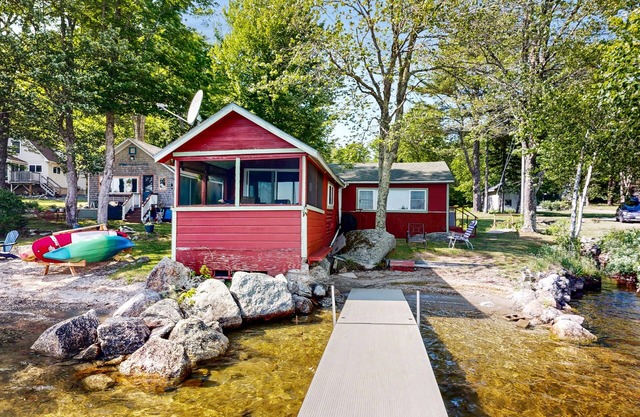 Secluded lakefront cottage great views, dock & boat launch