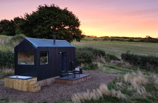 Secluded Woodland Romantic Off-Grid Cabin With Firepit