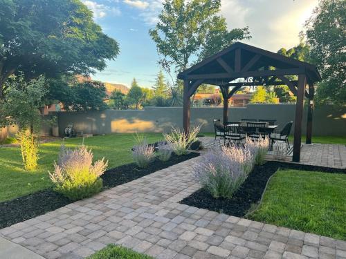 Sedona Uptown Gem!Large yard w grass and shade trees! Views! NEW! BARREL SAUNA! Close to trails, walk to Uptown Sedona, restaurants and shopping
