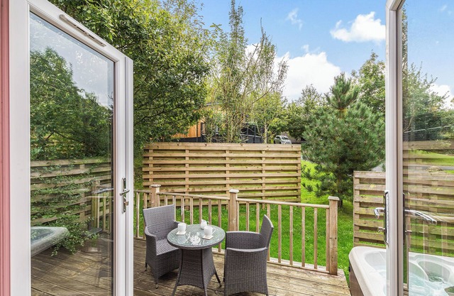 Semi-detached deluxe lodge offering the perfect romantic retreat for couples.
