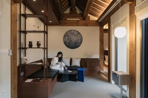 Seoul Jongno Hanok Stay Seochonbyuldang-Subway5mim
