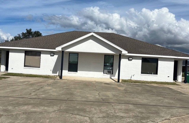 Serene corporate apartment with AC in Lake Charles close to casinos and plants.