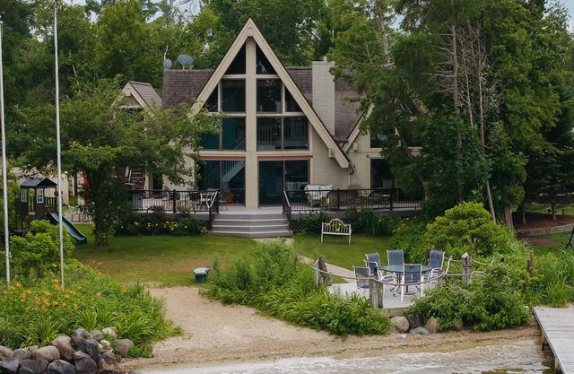 Serenity Shores on Lake Skegemog~ Boat, Ski & Sip!