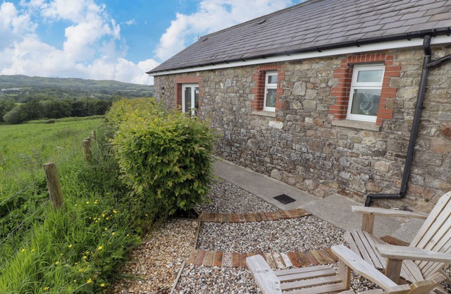 SEWIN COTTAGE, pet friendly, character holiday cottage in Llandeilo