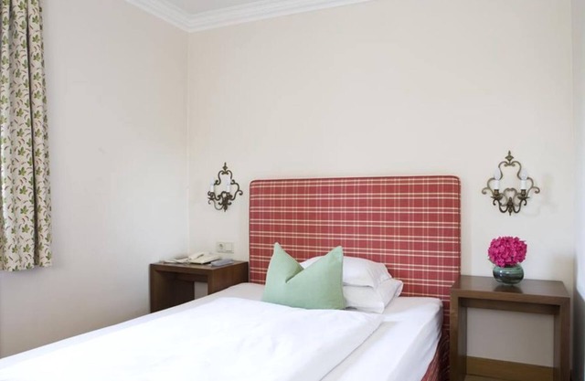 Single room with shower or Bathroom, toilet - Brandstätter, hotel restaurant