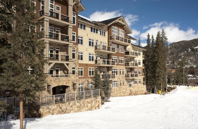 Ski in & ski out 3BR Lone Eagle w/- stunning views & great amenities!