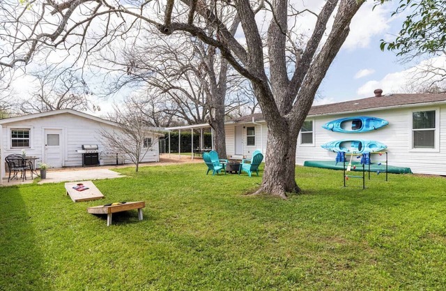 Sleeps 12, 8 beds, 2 Units (3/2 & 1/1), 100% Fenced-In & Very Private by TLU
