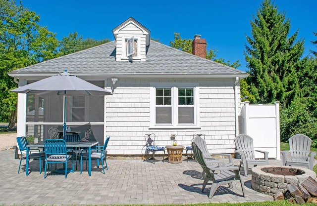 Sleeps 6, Firepit, Walk to Beach
