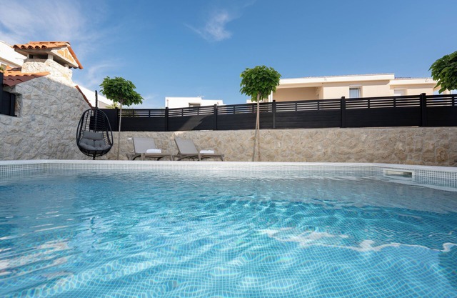 Smash C Apartments for 12- private pool