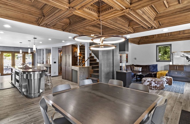"SNOWFUN WINE CHALET" - Premium Ski, Entertain, Game Room, Parking, Old Town
