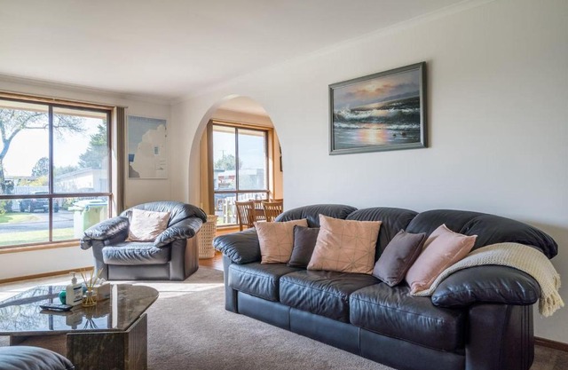 Solander's Retro Residence - By the Beach Group Stay