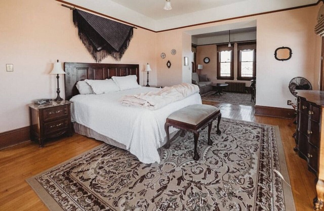 Sorrentino Suite · Grand Suite in Charming Historic Mansion!