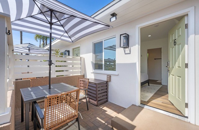 South Oceanside Bungalow 6 - Deluxe Queen Studio + Patio