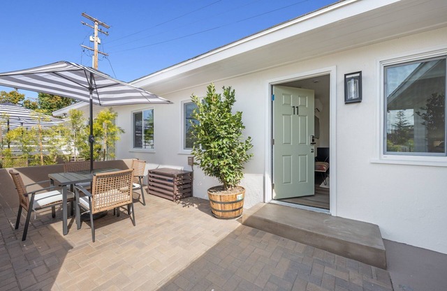 South Oceanside Bungalow 11 - Luxury King Suite + Patio