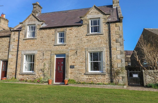 SOUTH VIEW, family friendly, character holiday cottage in Redmire