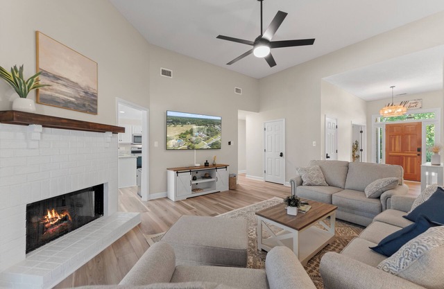 Southern Oaks Retreat - Theater, Game Room, Putting Green, Office, Massage Chair