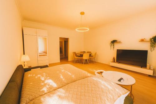 Spacious 2BR Retreat for Families & Friends near City Center