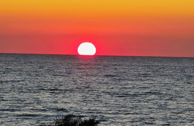 Spacious 4-bedroom, 3 bathroom pet-friendly house with wifi & a/c on Lake MI.